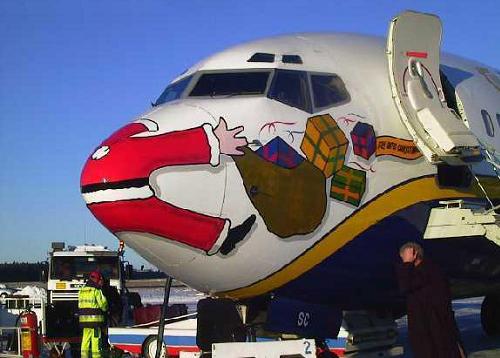 Mikołaj na przodzie samolotu